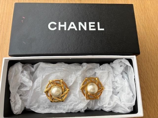 Chanel Oorbellen (clips), Overige materialen, Gebruikt, Ophalen of Verzenden, Knopjes of Stekers