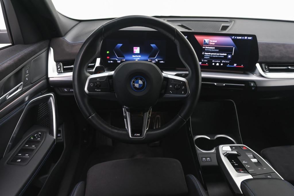 BMW iX2 eDrive20 M Sport / Sportstoelen / Achteruitrijcamera, Auto's, BMW, 478 km, Met garantie (alle), 24 min, Origineel Nederlands