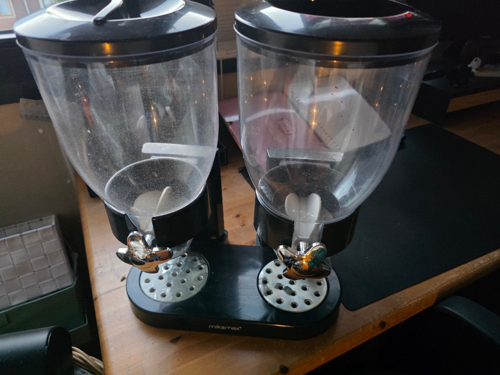 Mikamax dubbele graan- of snoepdispenser, Ophalen, Kunststof, Zwart, Overige merken