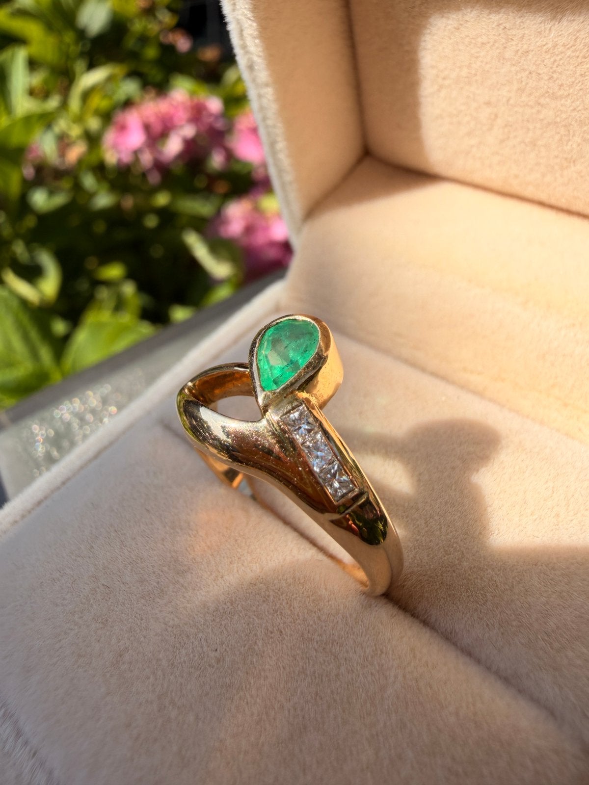 Prachtige ring van 18 karaat goud, smaragd en 3 diamanten, Ophalen of Verzenden, Zo goed als nieuw, 17 tot 18, Dame of Heer