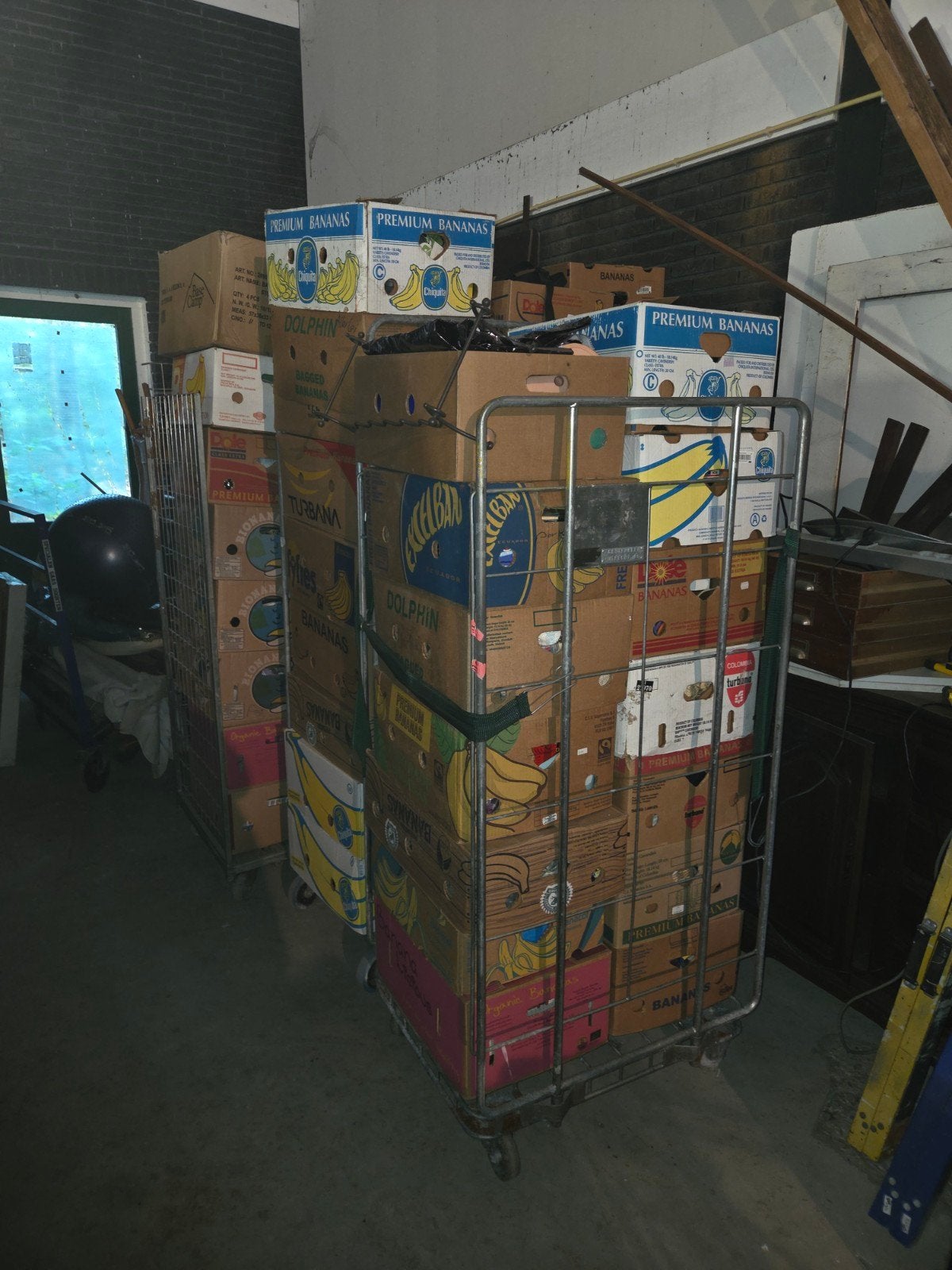 Foto 8 van zeer grote partij 19 rolcontainers rommelmarkt spullen