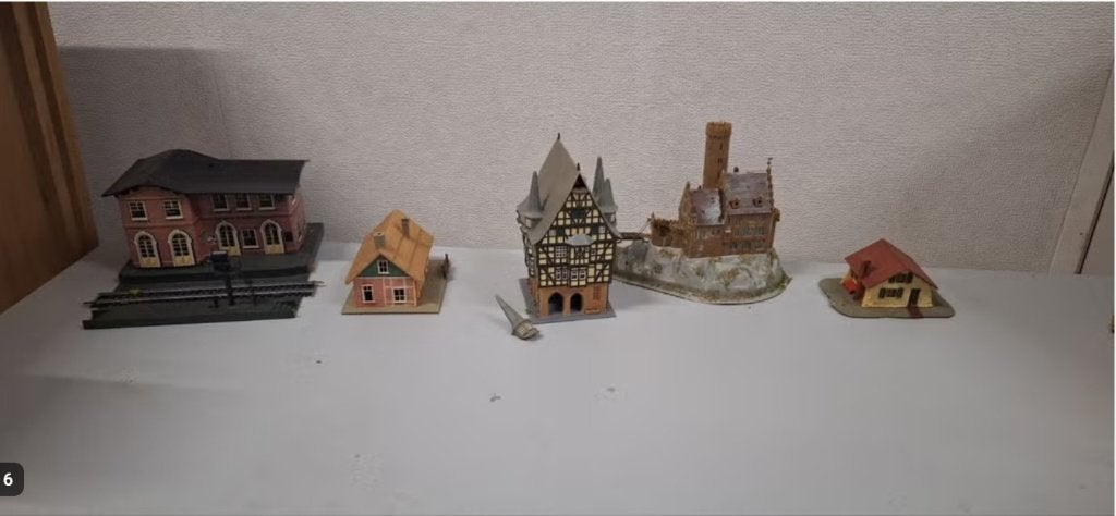 Modelbouw terrein met diverse gebouwen en station, Overige merken, Gebruikt, Gelijkstroom of Wisselstroom, Brug, Tunnel of Gebouw