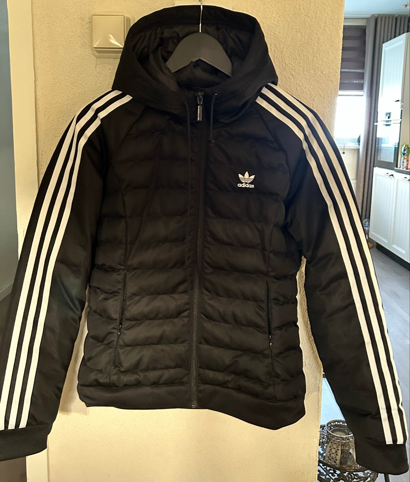 Adidas gewatteerde jas met capuchon - Maat M, Ophalen, Zo goed als nieuw, Maat 38/40 (M), Zwart