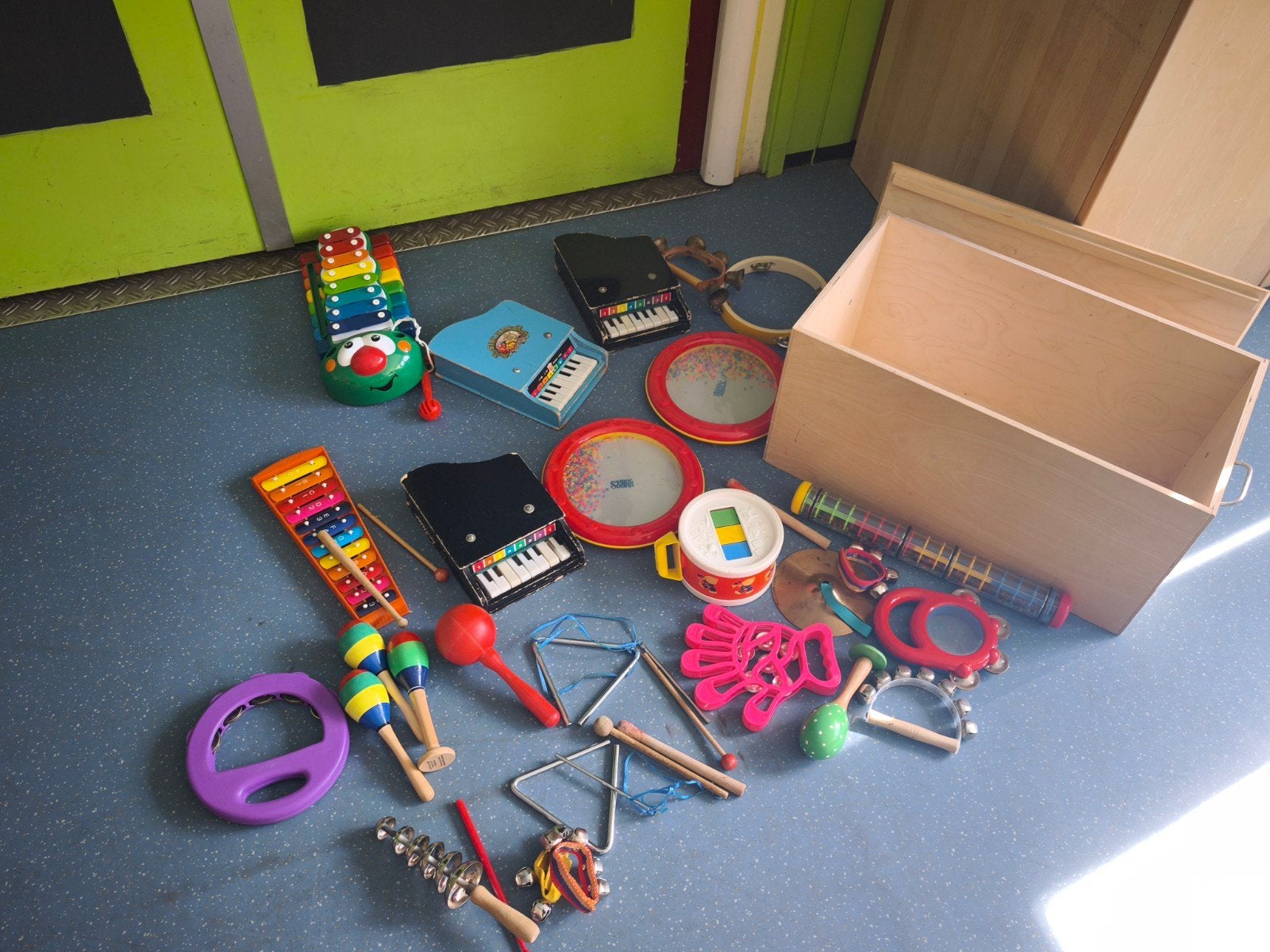 Kist vol met muziekinstrumenten, Ophalen