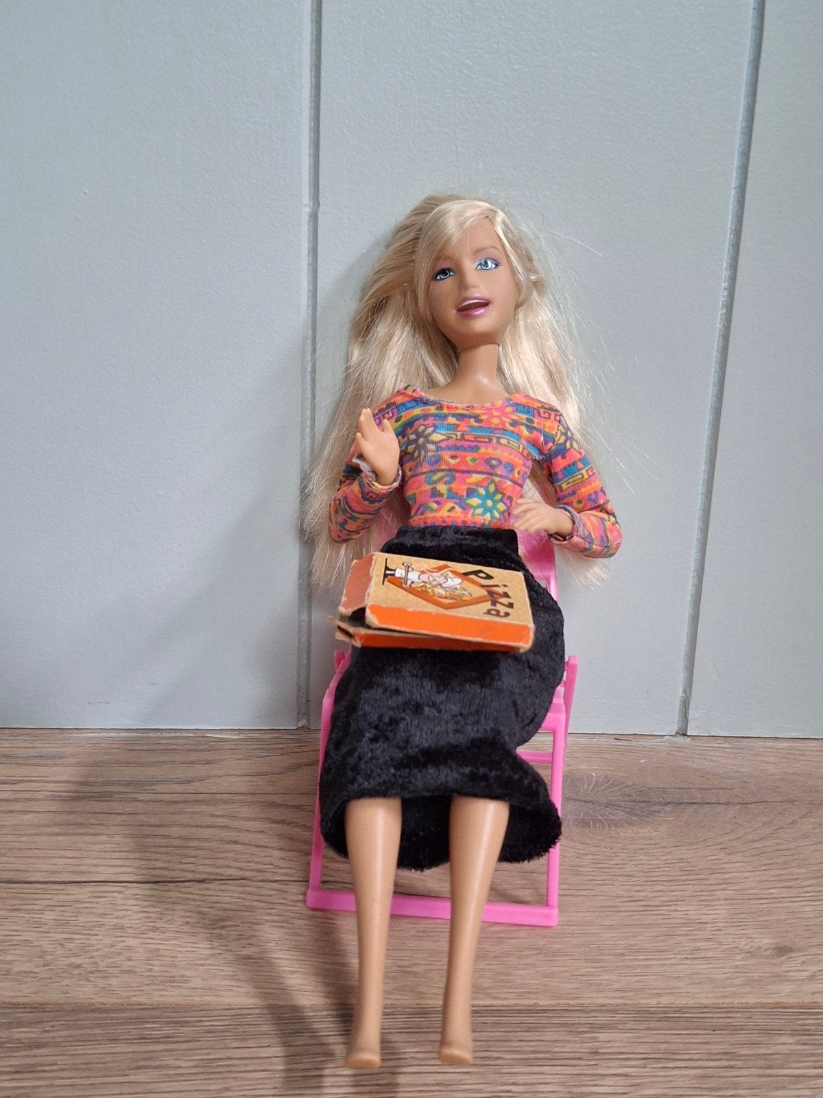 Barbie met stoel en pizza, Kinderen en Baby's, Speelgoed | Poppen, Ophalen of Verzenden, Gebruikt, Barbie