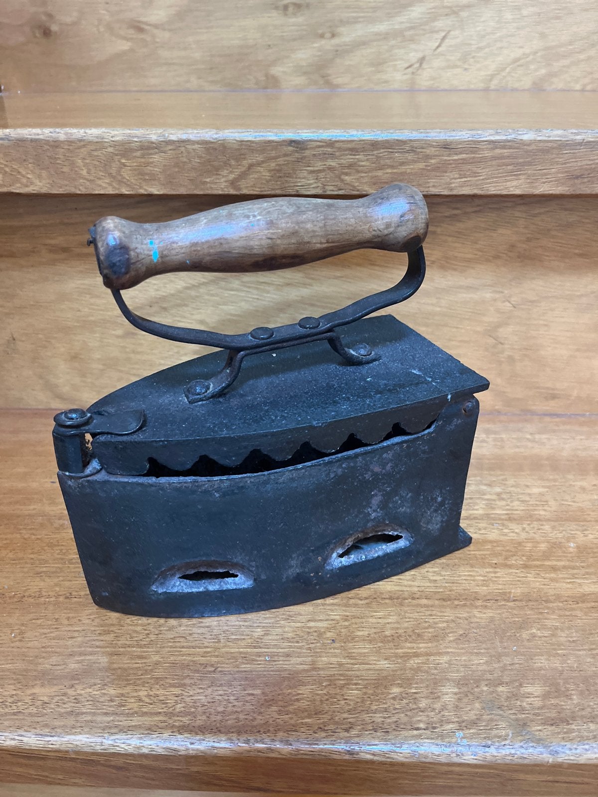 Antiek strijkijzer met houten handvat, Antiek en Kunst, Ophalen