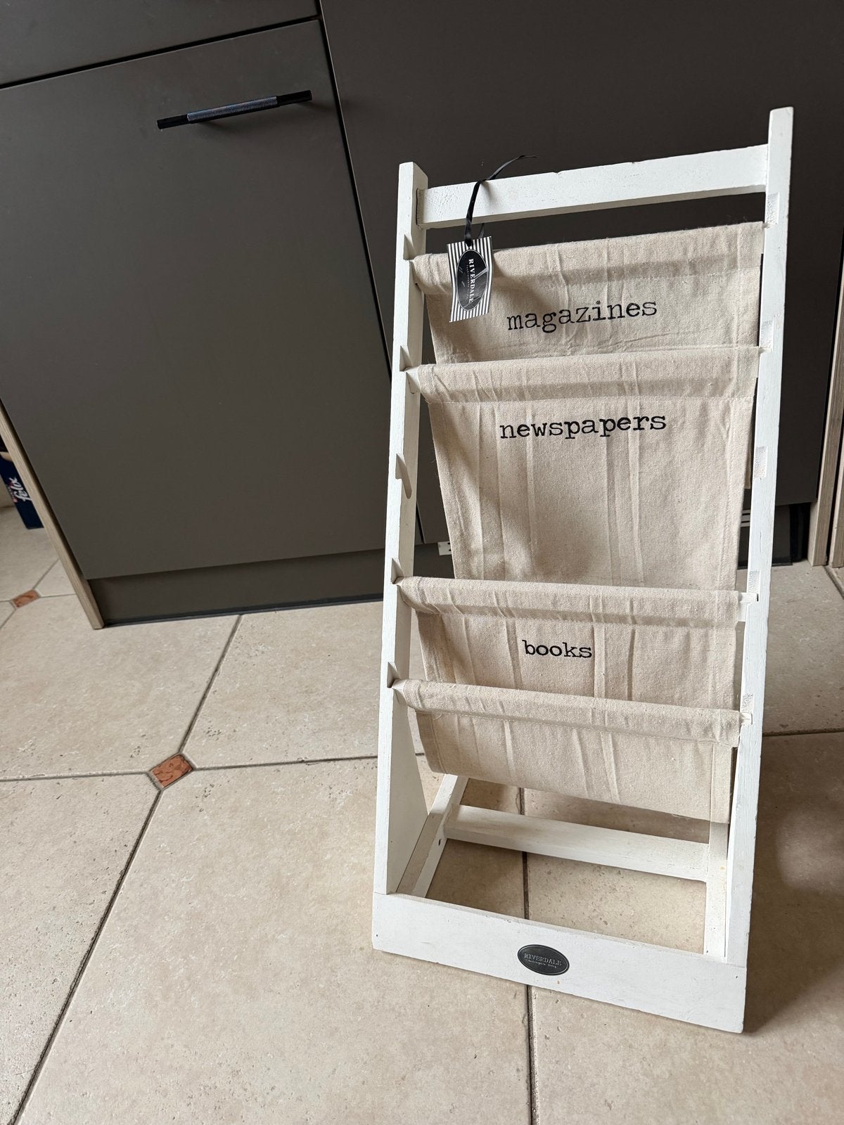 Witte houten Riverdale tijdschriftenrek met stoffen vakken, Huis en Inrichting, Ophalen, Meerdere vakken, Gebruikt, Tijdschriftenrek