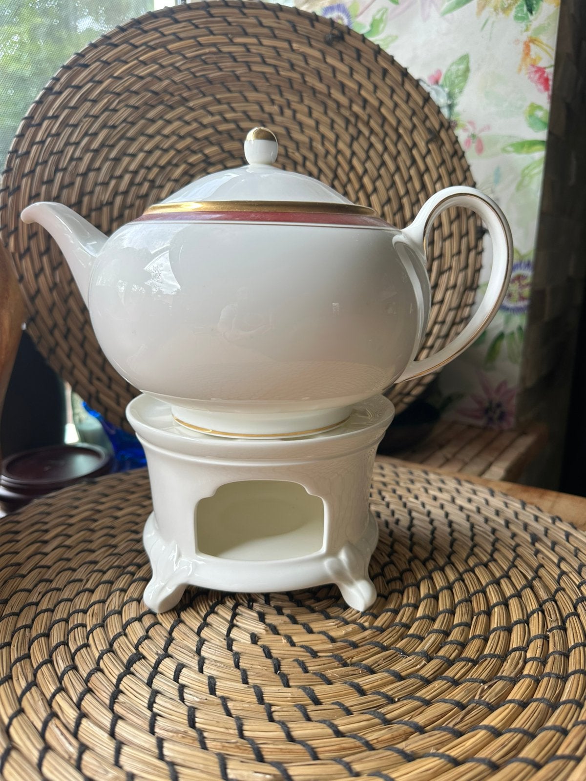 Witte theepot met theelichtje, rood/gouden accenten, Theepot/fluitketel, Verzenden, Zo goed als nieuw, Steen/keramiek