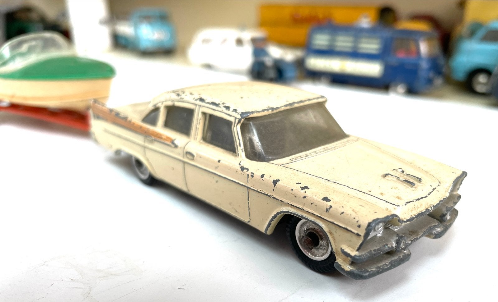 Dinky Toys Dodge Royal Sedan met boot en trailer, Ophalen of Verzenden