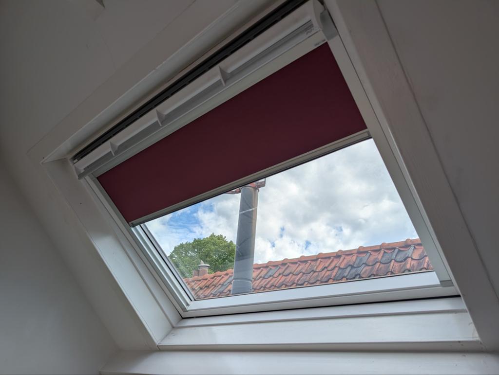 Veneta Velux Verduisterend Rolgordijn GGL UK04 - Rood, Ophalen, Verduisterend rolgordijn, 100 tot 150 cm, Zo goed als nieuw