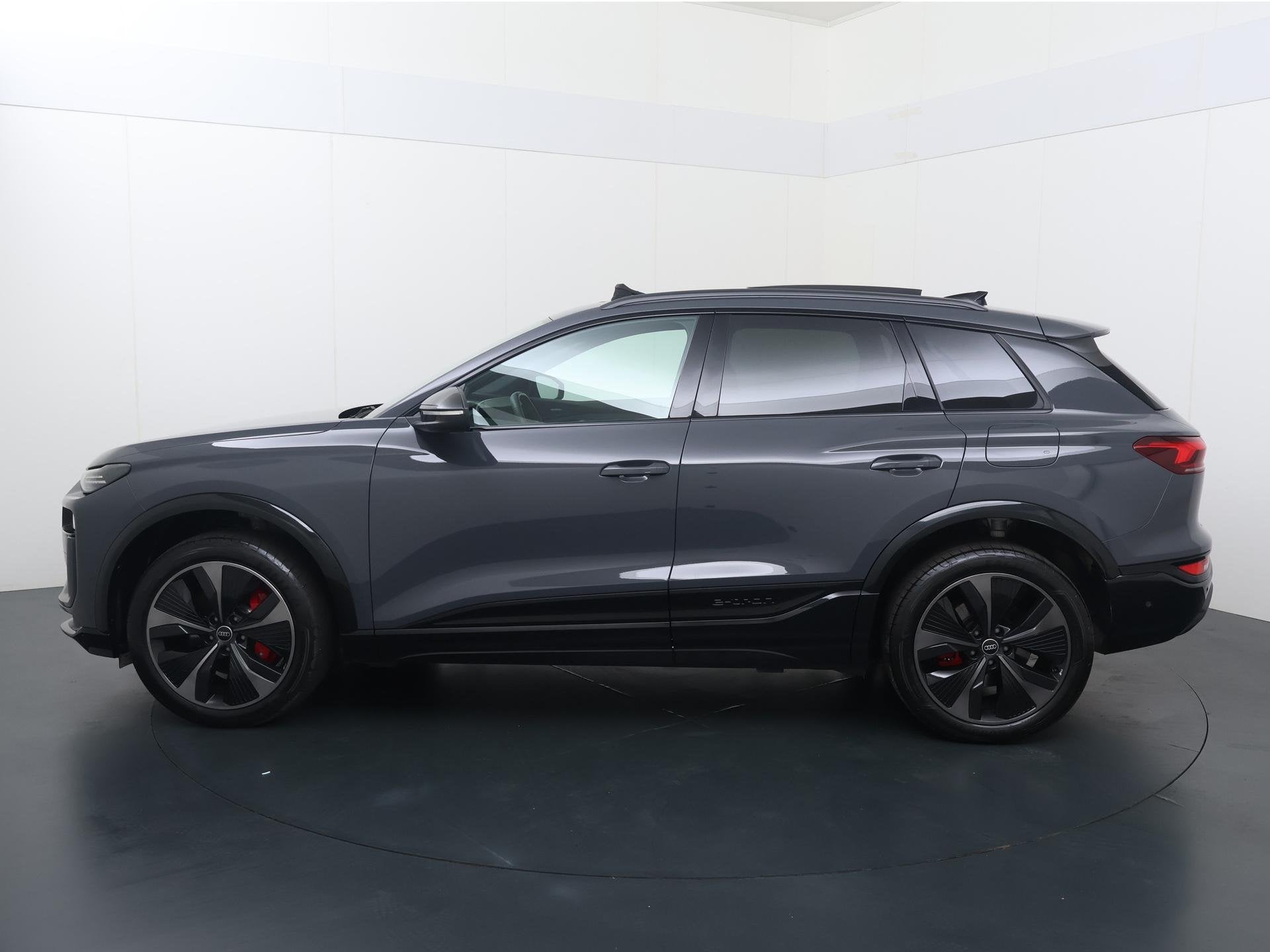 Audi SQ6 e-tron quattro 100 kWh | 490 PK | SoH 98% | Panoram, Auto's, Parkeerassistent, Gebruikt, Met garantie (alle), 2325 kg
