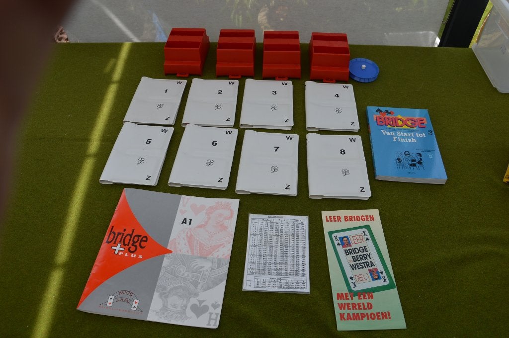 4 rode Bridge bidding/ biedboxen met kaartmapjes en boeken, Hobby en Vrije tijd, Een of twee spelers, Ophalen of Verzenden, Gebruikt