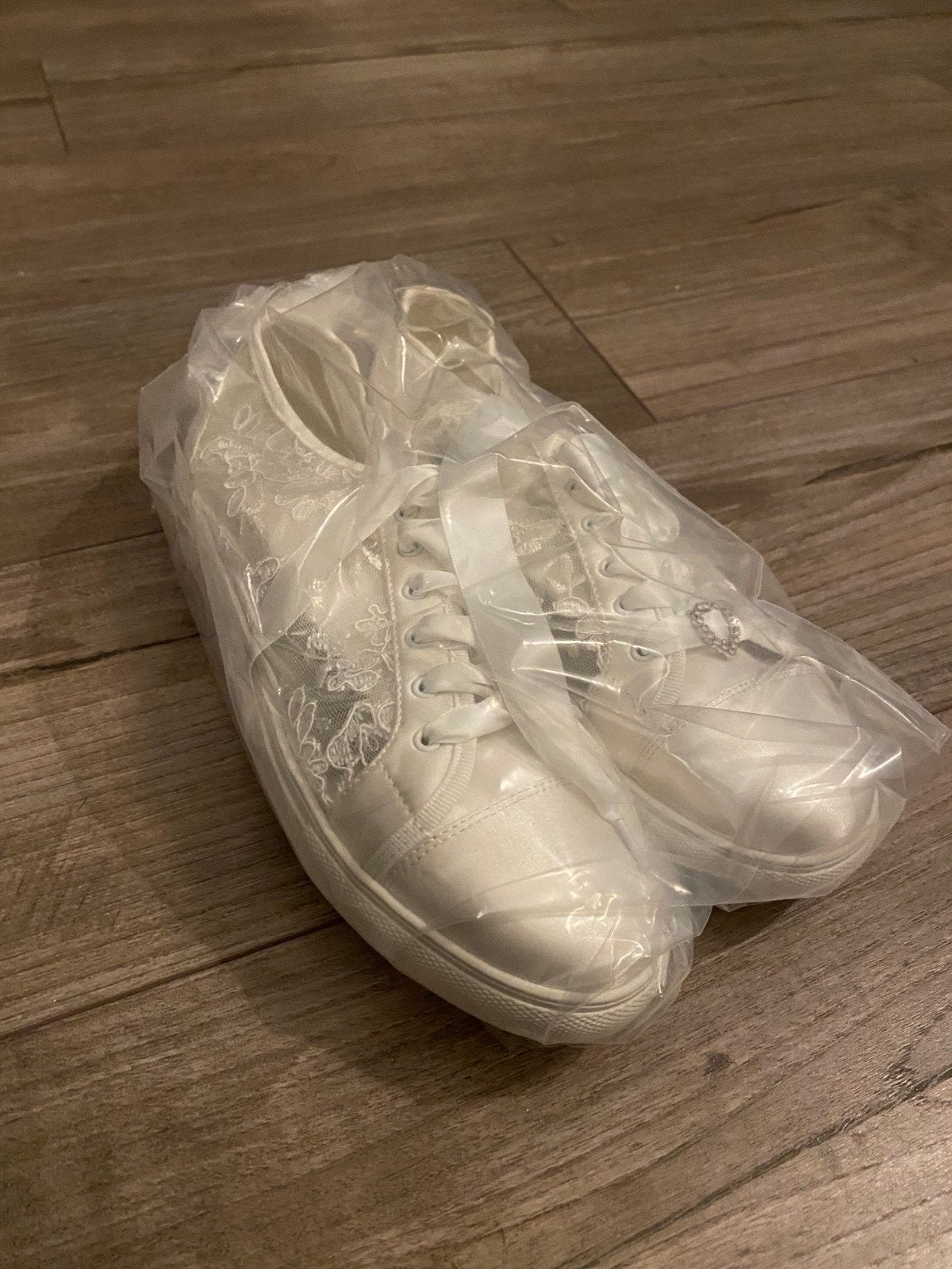 Nieuwe witte bruidssneakers met kant en satijnen veters, Ophalen of Verzenden, Nieuw, Wit, Sneakers of Gympen
