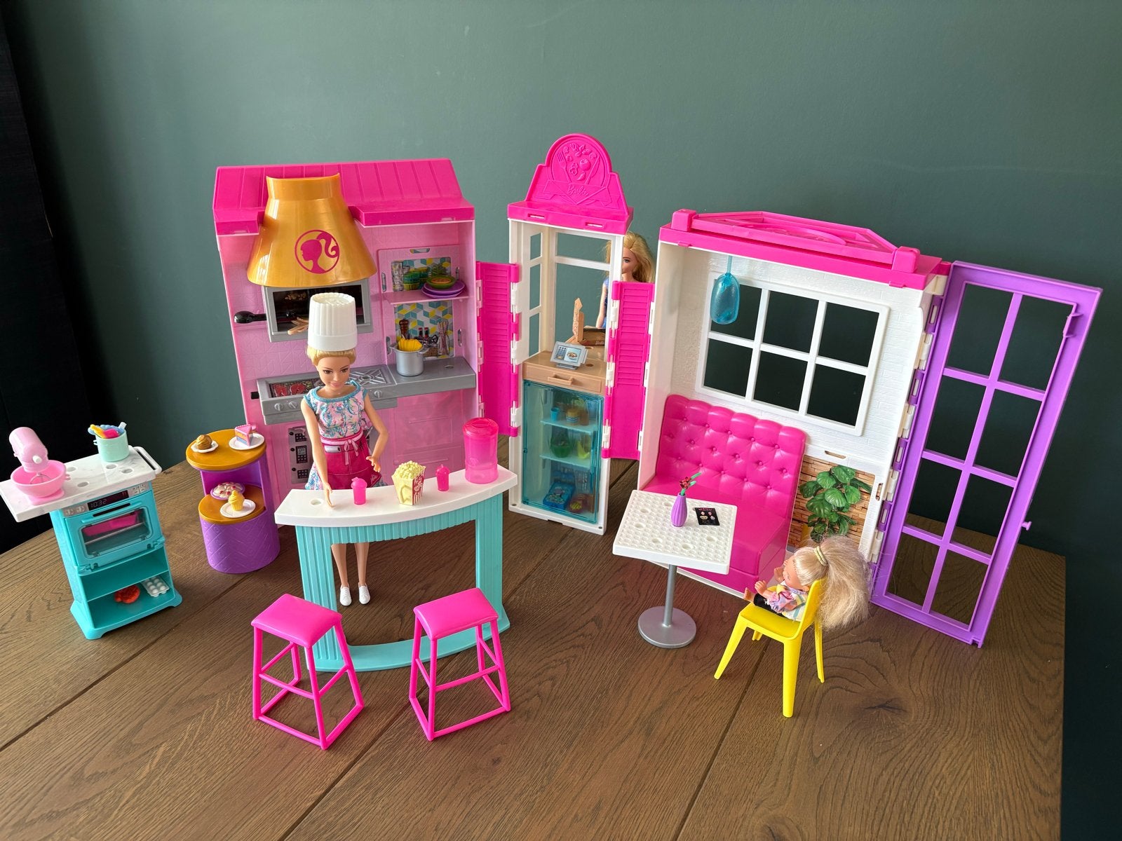 Barbie Restaurant (inklapbaar) met accessoires en poppen, Ophalen of Verzenden, Gebruikt, Barbie