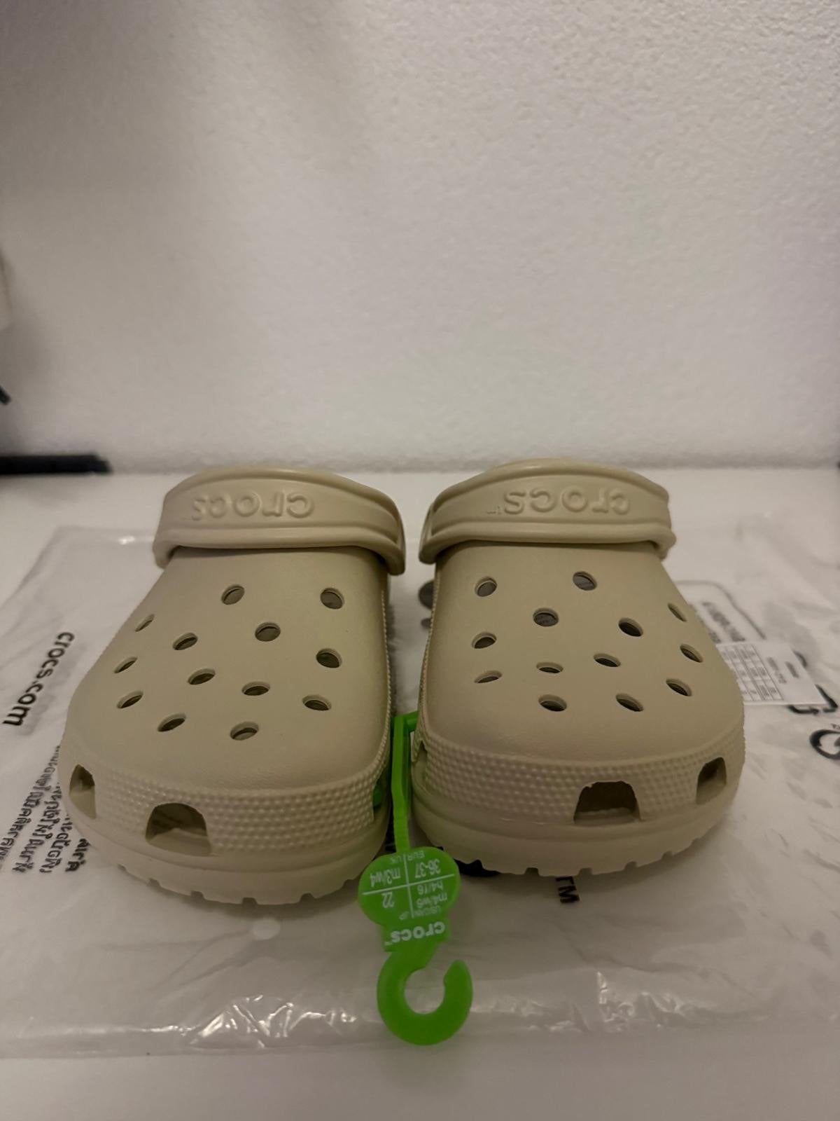 Nieuwe Crocs Classic Klompen - Beige, Maat 36-37, Verzenden, Nieuw, Beige, Slippers