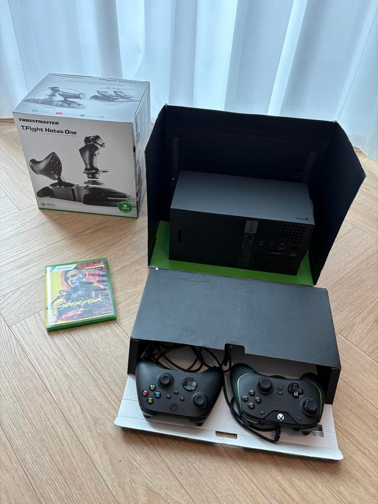 Xbox series x met cyberpunk 2077 en thrustmaster hotas one, Spelcomputers en Games, Ophalen of Verzenden, Zo goed als nieuw, Met 2 controllers