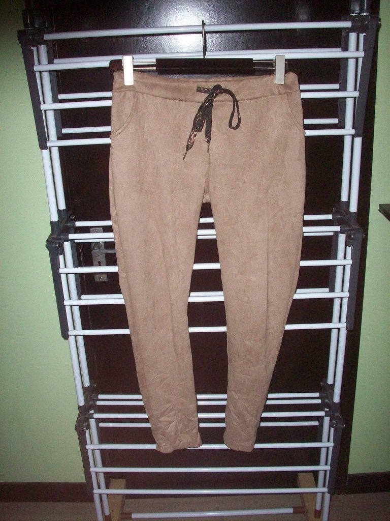Damens  half legging broek Suede. donker van kleur ,, Ophalen, Zwart, Maat 42/44 (L), Zo goed als nieuw