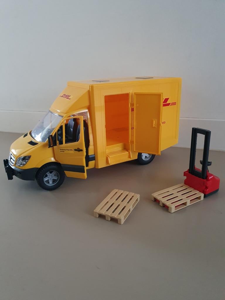 DHL Bruder wagen compleet met accessoires, Ophalen of Verzenden, Zo goed als nieuw