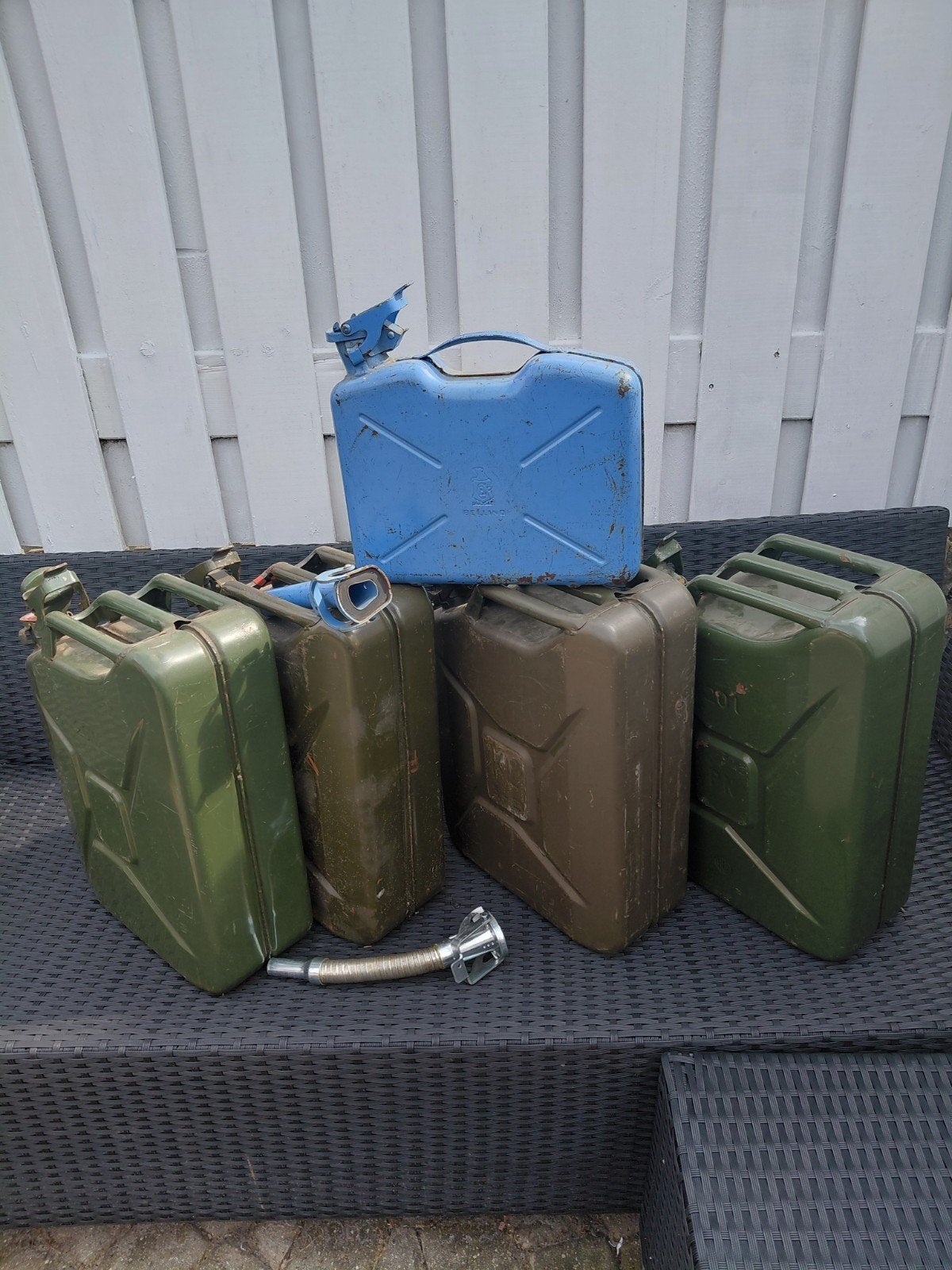 Gratis bijna Jerrycans (diverse maten) met schenktuit, Ophalen