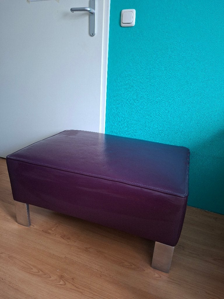 Pode paarse lederen hocker met metalen poten €225,00, Huis en Inrichting, Ophalen, Gebruikt, 50 tot 75 cm, Leer