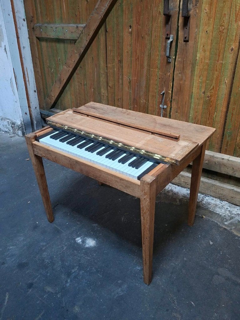 Houten tafel met verborgen piano – uniek theaterdecor, Ophalen, Nieuw, Toneelattributen of Onderdelen