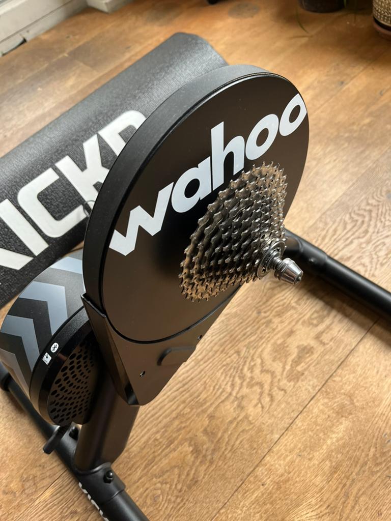 Wahoo KICKR Core met trainingsmat en optionele 10-speed cass, Sport en Fitness, Wielrennen, Ophalen, Gebruikt, Overige typen