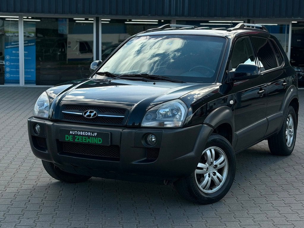 Hyundai Tucson 2.0i Style World Cup edition|leer|trekhaak|Ri, Auto's, Hyundai, Gebruikt, 4 cilinders, Zwart, Handgeschakeld