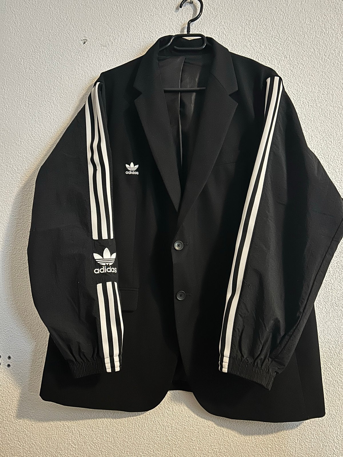 Handgemaakte blazer met Adidas mouwen - Heren maat 54 / Dame, Ophalen of Verzenden, Gedragen, Zwart