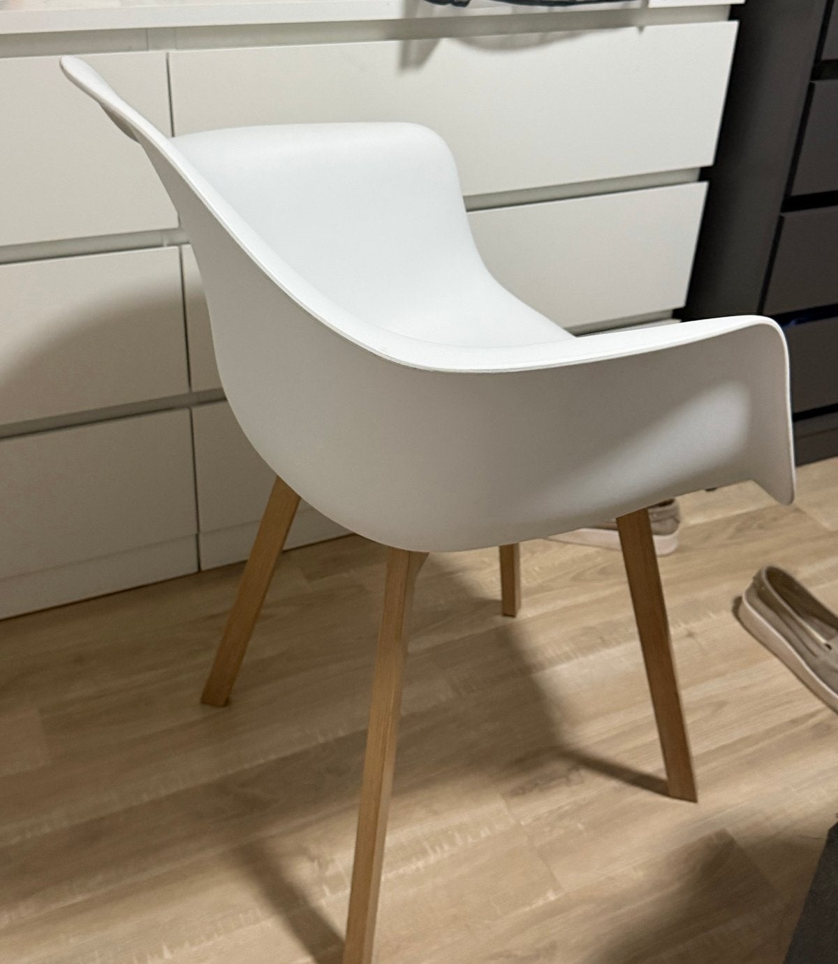 Witte kuipstoel met houten poten, Huis en Inrichting, Stoelen, Ophalen, Kunststof, Gebruikt, Wit
