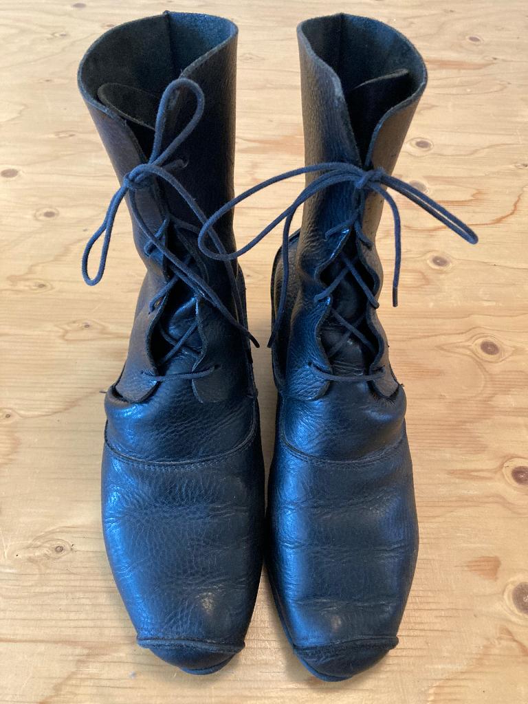 Trippen zwarte leren veterlaarzen 39, Kleding | Dames, Schoenen, Zwart, Lage of Enkellaarzen, Ophalen of Verzenden, Gedragen