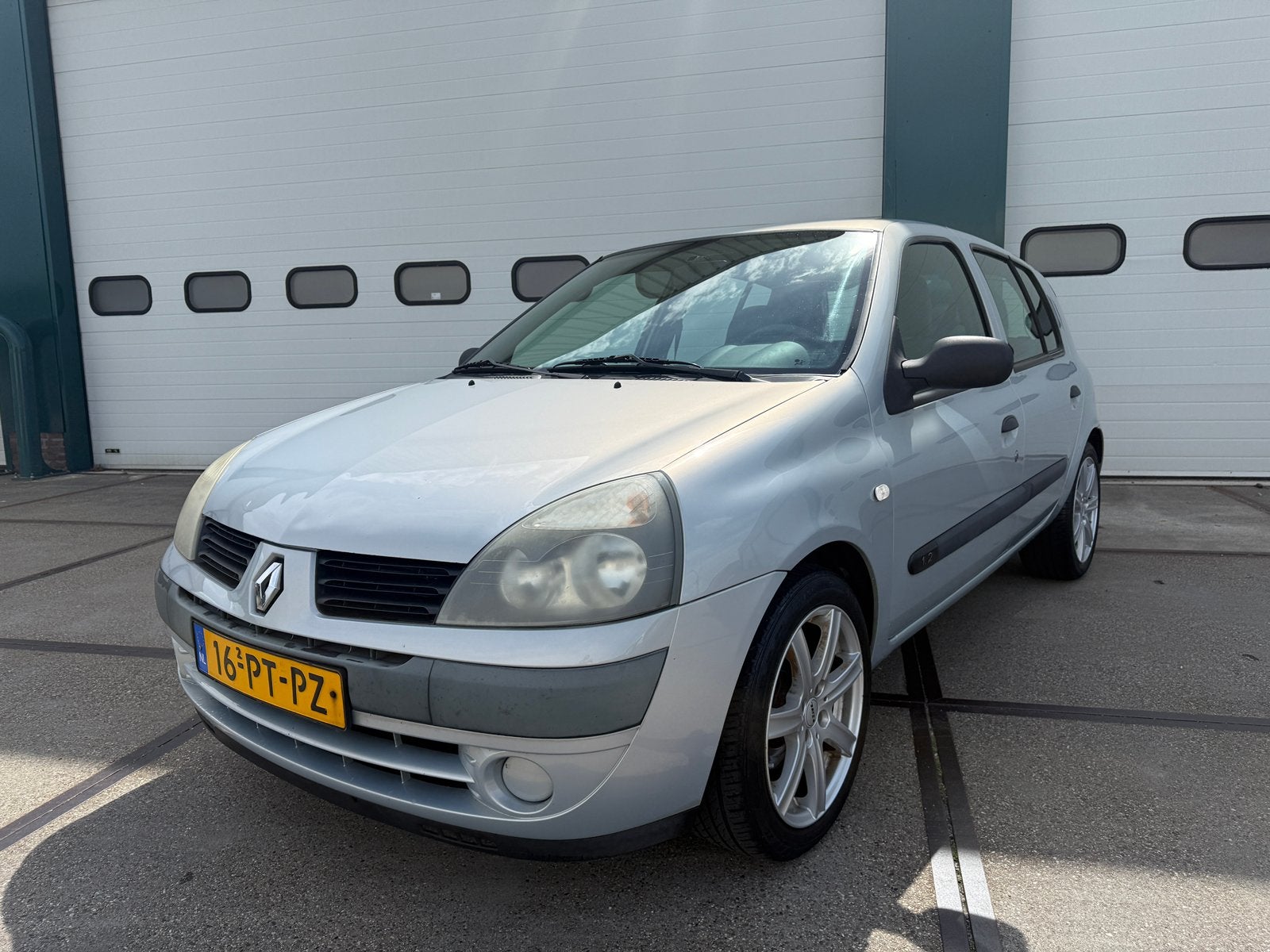 Renault Clio 1.2 Autbas E3 2004 Grijs AIRCO Nieuwe APK!, Auto's, Voorwielaandrijving, 31 €/maand, 4 cilinders, 58 pk