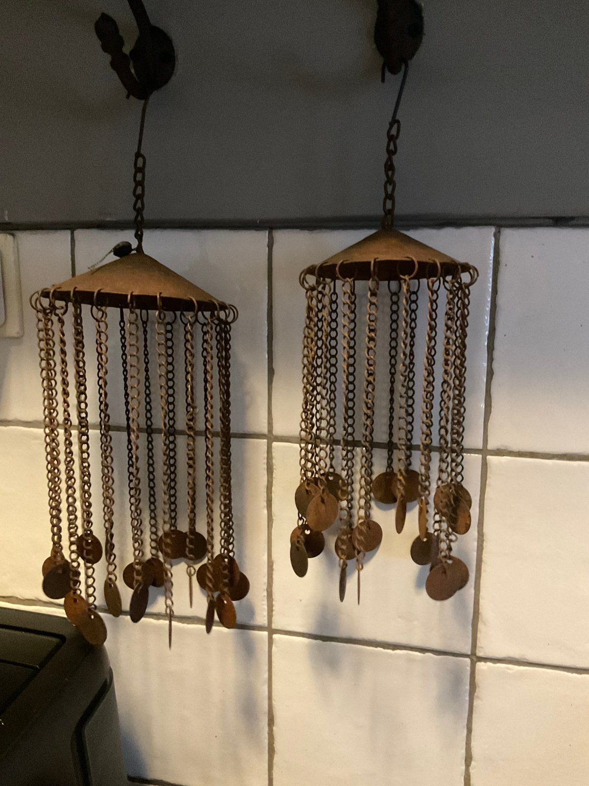 2 hangers van de meidenmuts (chinese hoedjes ), Ophalen of Verzenden, Zo goed als nieuw