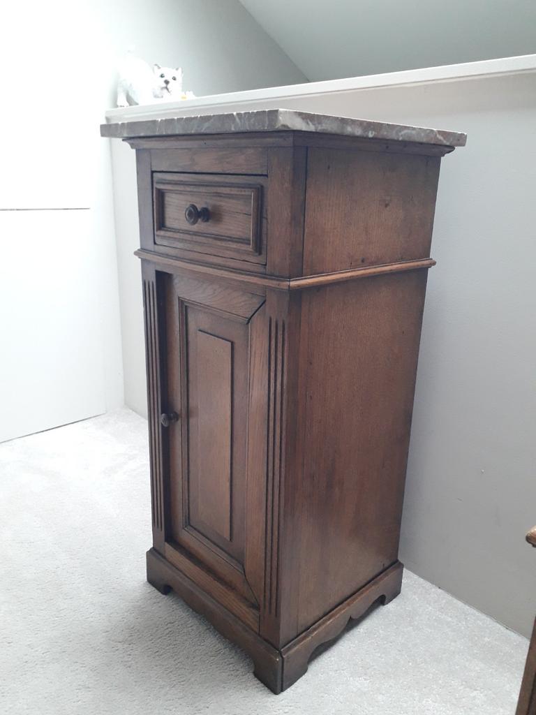 Antieke houten kast met marmeren blad en bloemenmotief, Antiek en Kunst, Ophalen