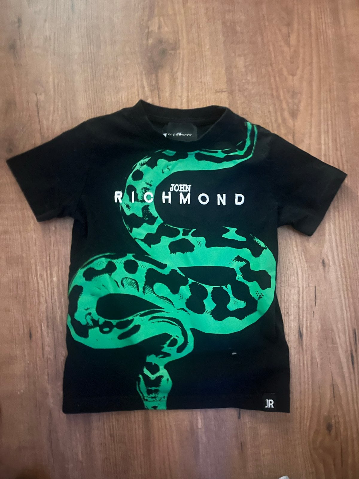 John Richmond T-shirt met stoere opdruk - Maat 128, Ophalen of Verzenden, Gebruikt, Jongen, Shirt of Longsleeve