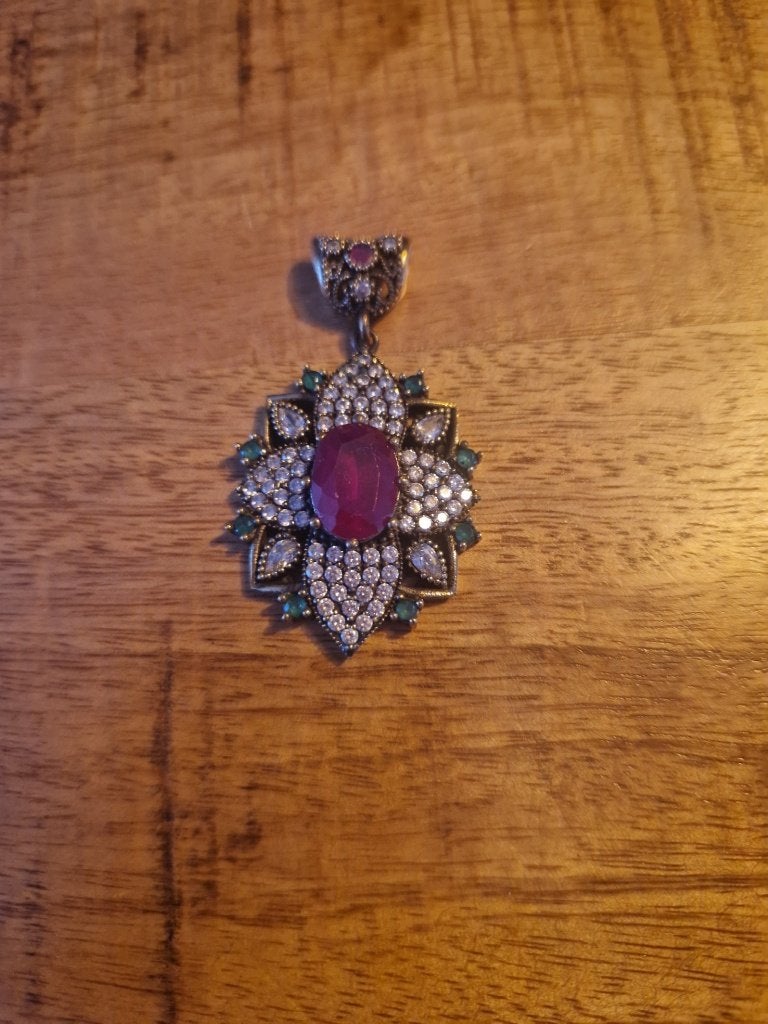 925 zilveren hanger met grote robijn en kleine smaragdjes, Ophalen of Verzenden, Zilver, Ring, Met edelsteen
