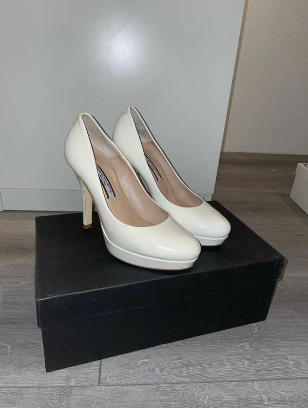 Guglielmo Rotta Witte Lak Pumps - Maat 36, Kleding | Dames, Pumps, Wit, Ophalen of Verzenden, Zo goed als nieuw
