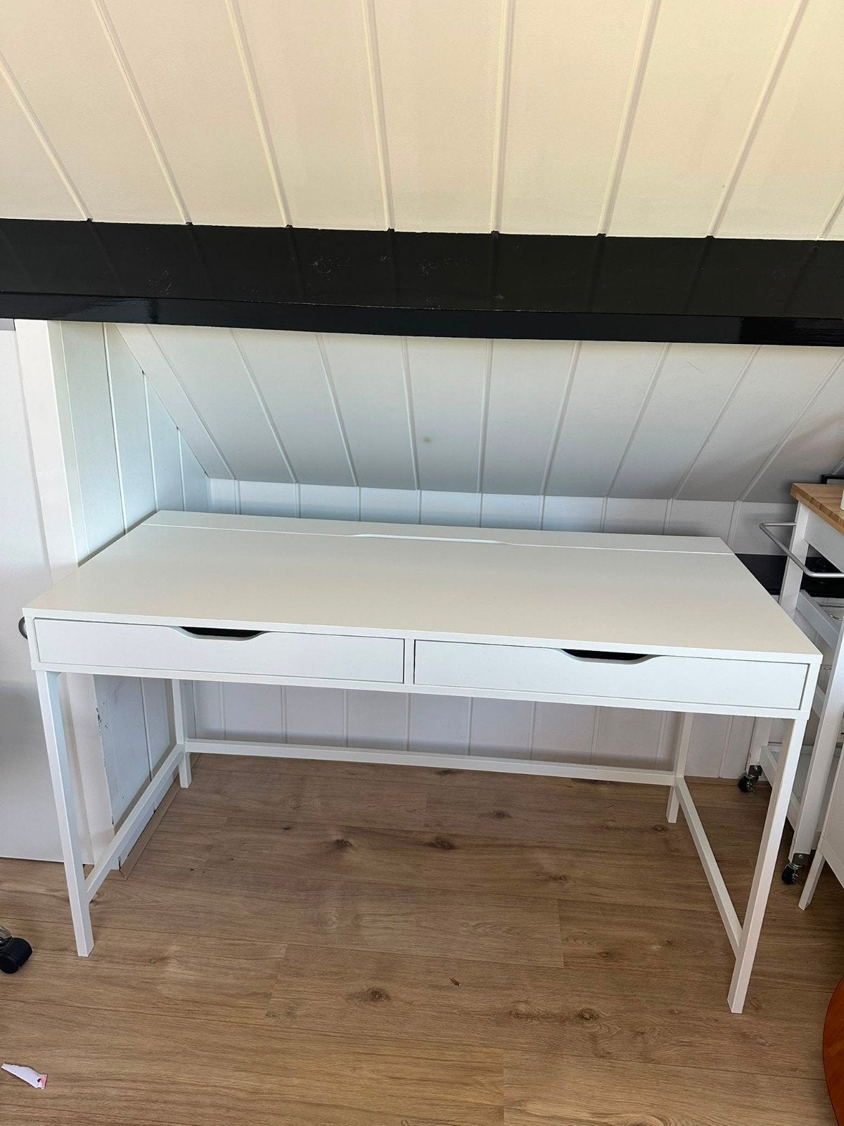Wit bureau met opbergruimte en kabeldoorvoer, Ophalen, 132 cm, Spaanplaat of MDF, Zo goed als nieuw