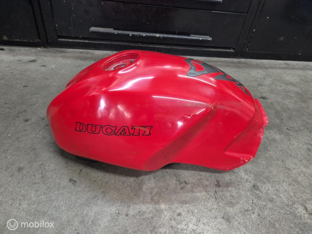 Benzinetank brandstoftank tank Monster 600 750 900, Gebruikt, Factorystore.service@ducati.com, Ophalen of Verzenden, Via Antonio Cavalieri Ducati, 74/5, 74/6, 40132 Bologna BO