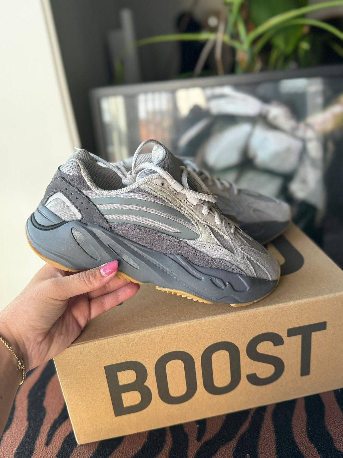 Yeezy 700, Nieuw, Ophalen of Verzenden, Sneakers of Gympen, Grijs