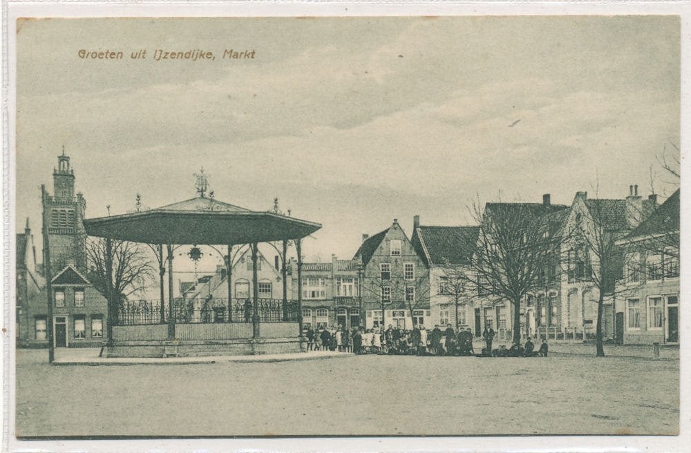 IJzendijke - Groeten Uit, Markt met Kiosk, Ophalen of Verzenden, 1920 tot 1940, Gelopen, Zeeland