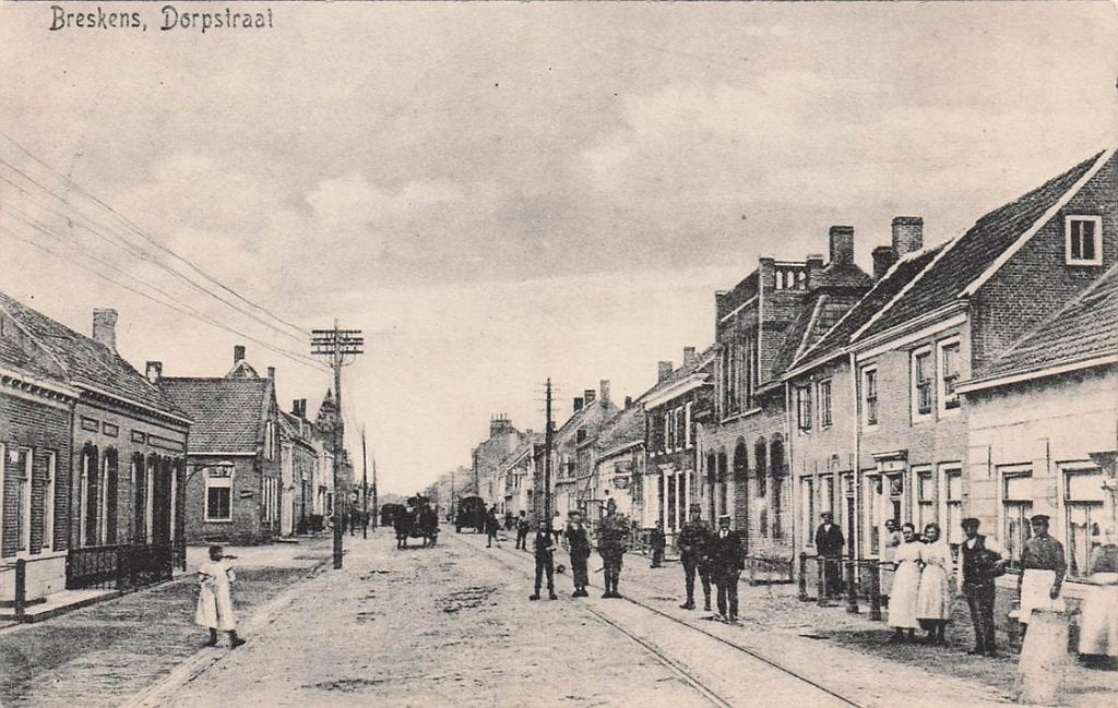 702-391-021 Breskens Dorpstraat, Verzamelen, Ansichtkaarten | Nederland, Verzenden, Voor 1920, Zeeland