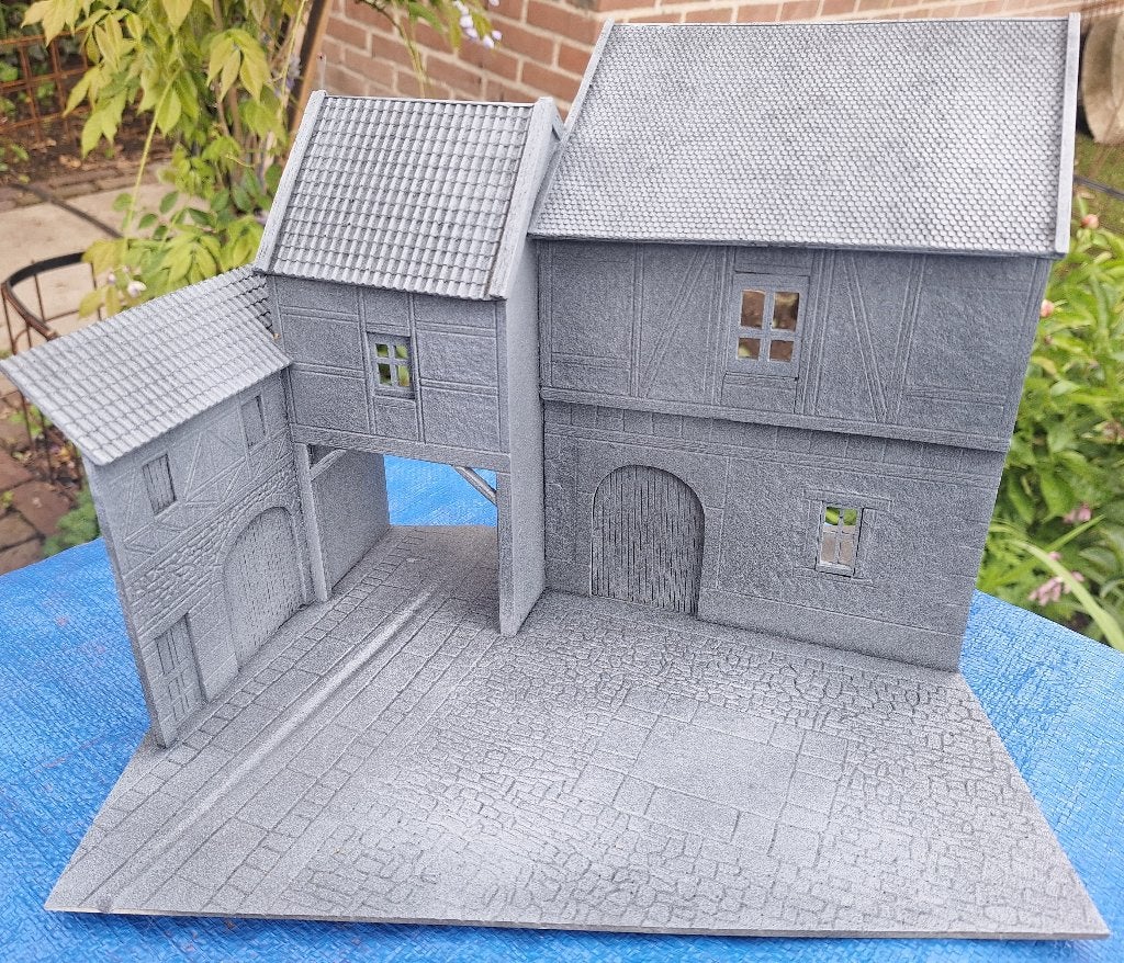 Dioramabase met 3 Duitse fachwerkhuisjes - resin SCHAAL 1/48, Verzenden, Nieuw, 1:50 of kleiner