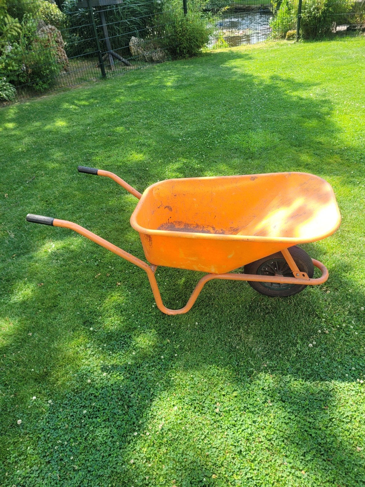 Stevige oranje kruiwagen voor tuin en bouw, Tuin en Terras, Kruiwagens, Ophalen