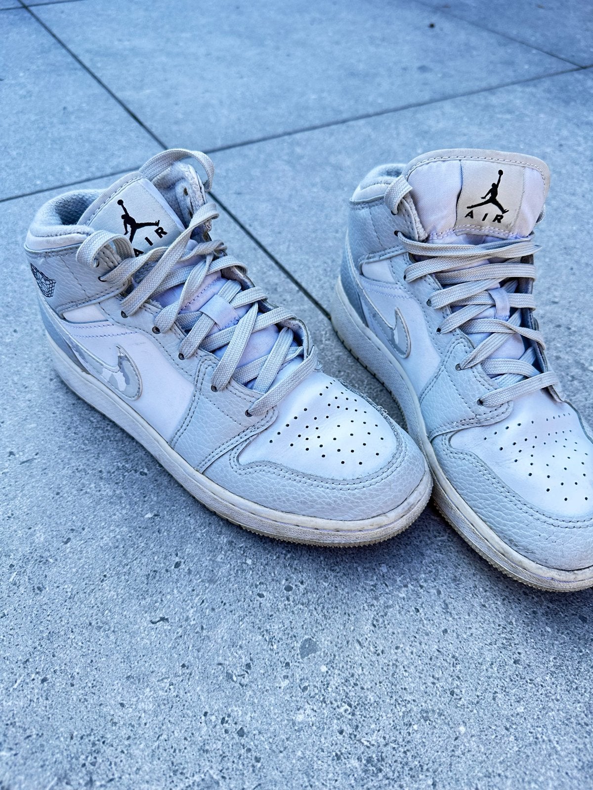 Nike Air Jordan 1 Mid Light Smoke Grey - Maat 37.5, Kleding | Dames, Ophalen, Gedragen, Grijs, Sneakers of Gympen