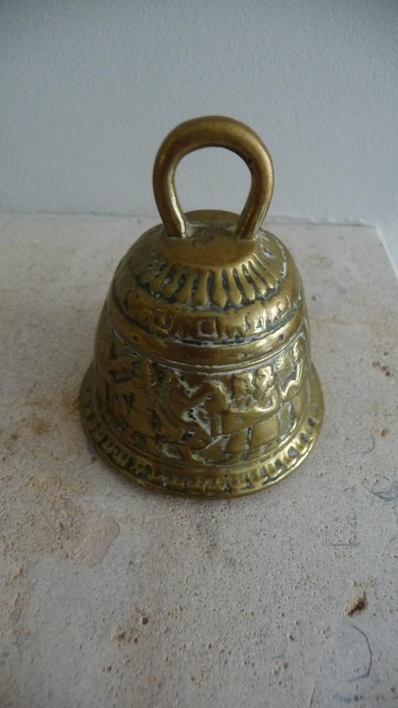 Koperen bel gedecoreerd met mannen/soldaten, Antiek en Kunst, Antiek | Koper en Brons, Ophalen of Verzenden, Koper