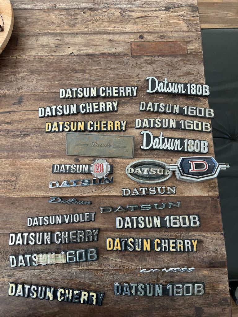 Datsun Emblemen - Diverse Modellen (Cherry, 160B, 180B), Auto-onderdelen, Overige Auto-onderdelen, Overige automerken, Gebruikt