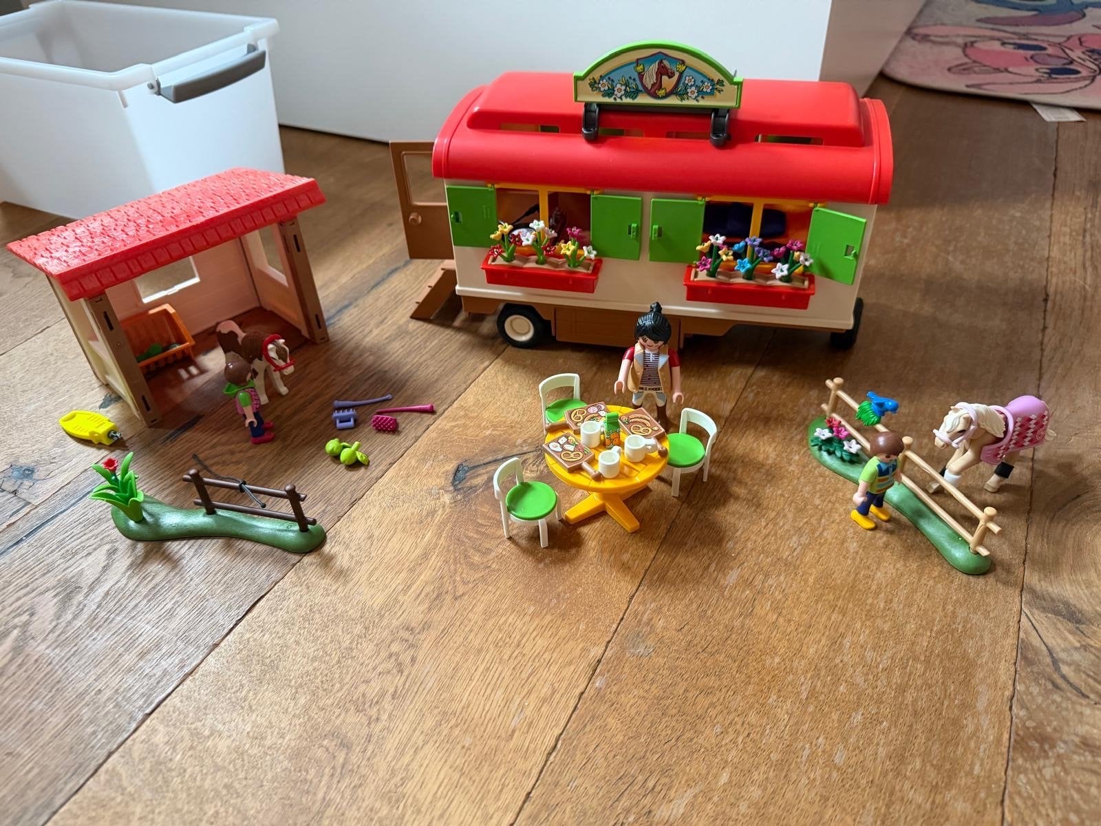 Playmobil set: Woonwagen, paardenstal en jeep met trailer, Ophalen, Zo goed als nieuw, Jongen of Meisje