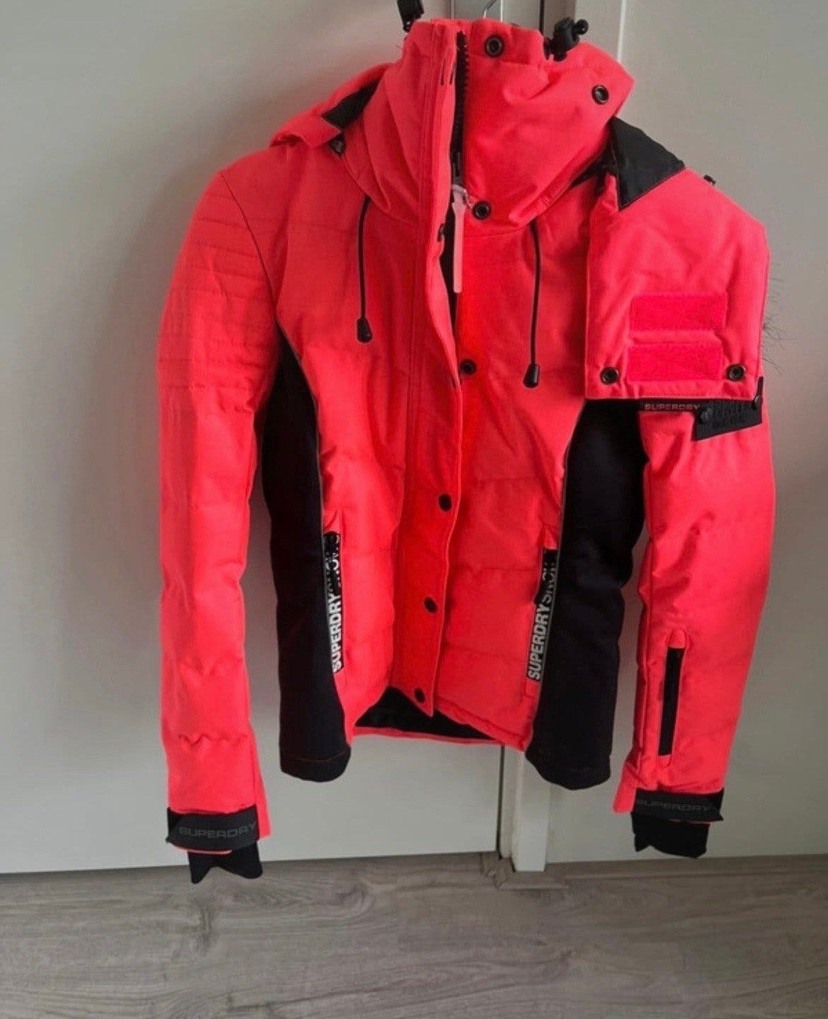 Superdry Ski Edition V.3 Neon Roze Ski-jas, Ophalen of Verzenden, Zo goed als nieuw, Maat 34 (XS) of kleiner, Jack