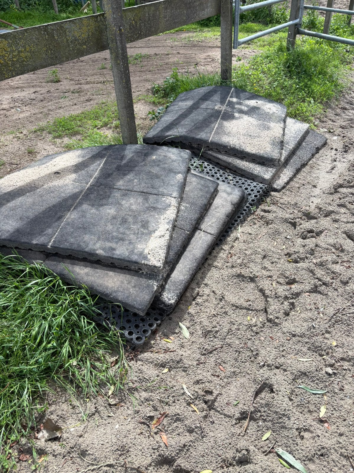 7x Rubberen staltegel 1mx1m.Gebruikt voor in de paddock.