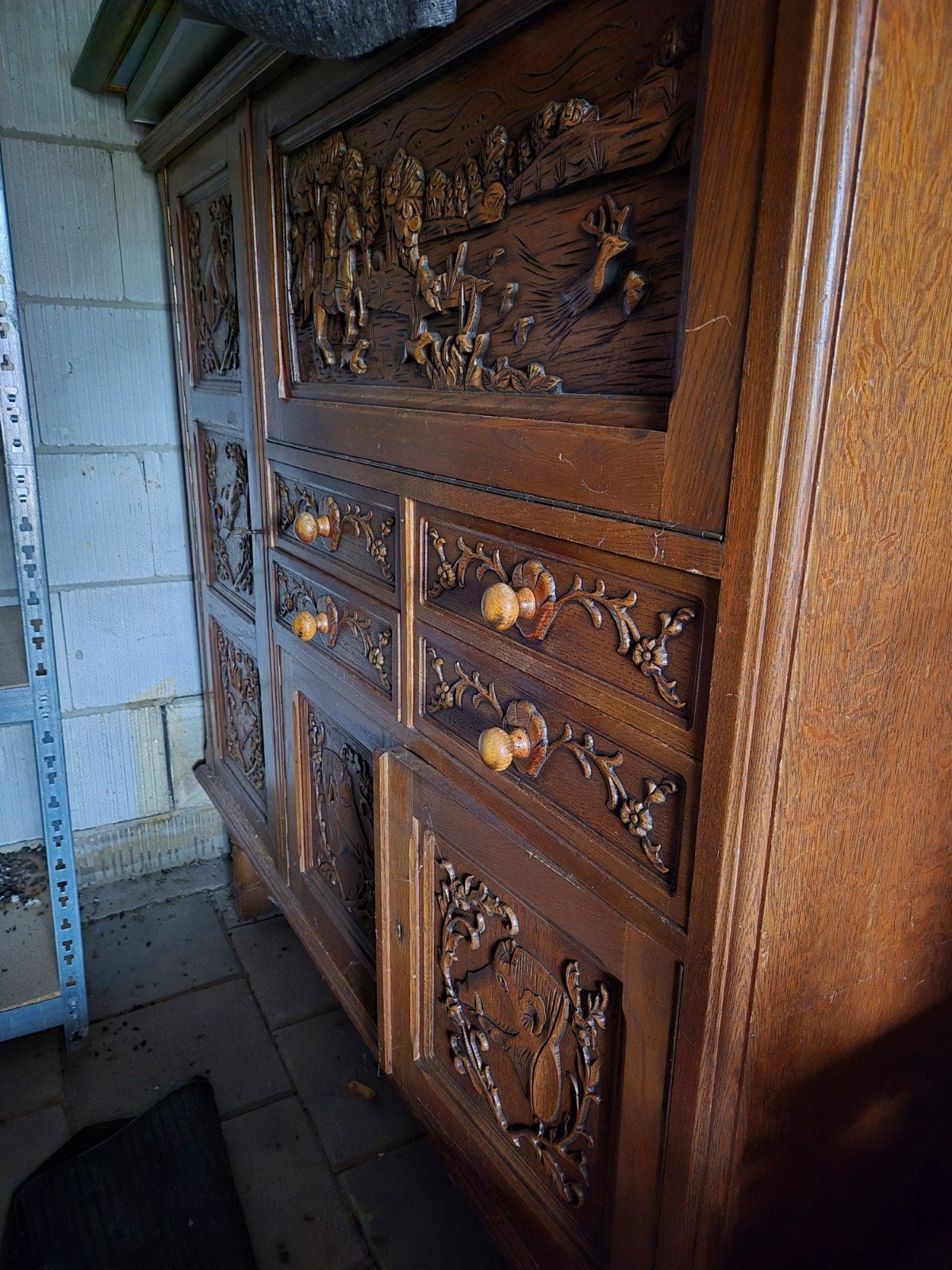 Antieke houten kast met gedetailleerd houtsnijwerk, Ophalen of Verzenden